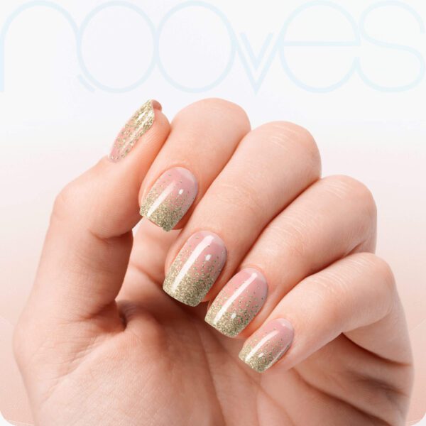 Marca: NOOVES. Imagen: Gold-Glitter-12.jpg. NOOVES NAILS Láminas de Uñas de Gel Precurado Premium - Gold Glitter - Dorado (Glitter - Dorado) | Tiras De Uñas De Gel semicurado| Pegatinas Uñas Semipermanente en Gel| Gel Nail stickers| Uñas de gel Pegatinas