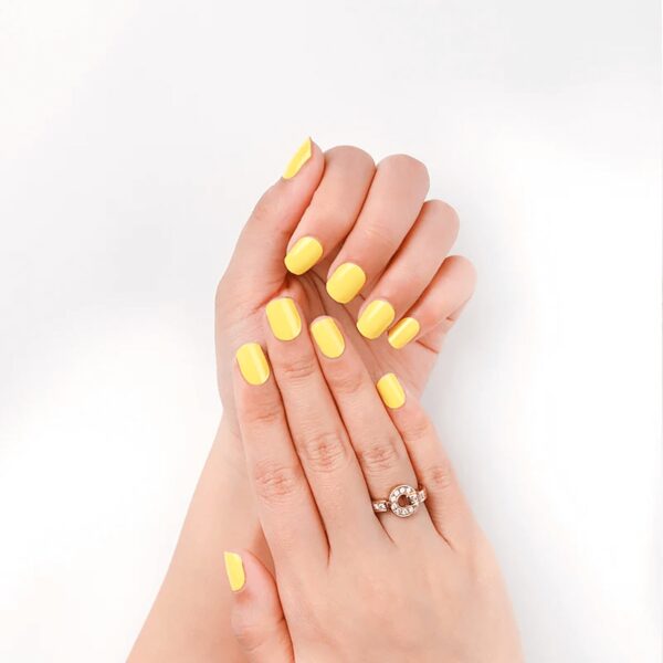 Marca: NOOVES. Imagen: NG200025ChiaroSole_10.jpg. NOOVES NAILS Láminas de Uñas de Gel Precurado Premium - Chiaro Sole - Amarillo | Tiras De Uñas De Gel Semicurado| Pegatinas Uñas Semipermanente en Gel| Gel Nail stickers| Uñas de gel Pegatinas